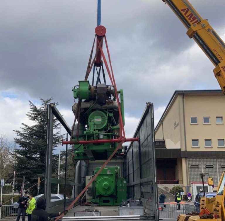 Démontage d'un groupe électrogène à la grue