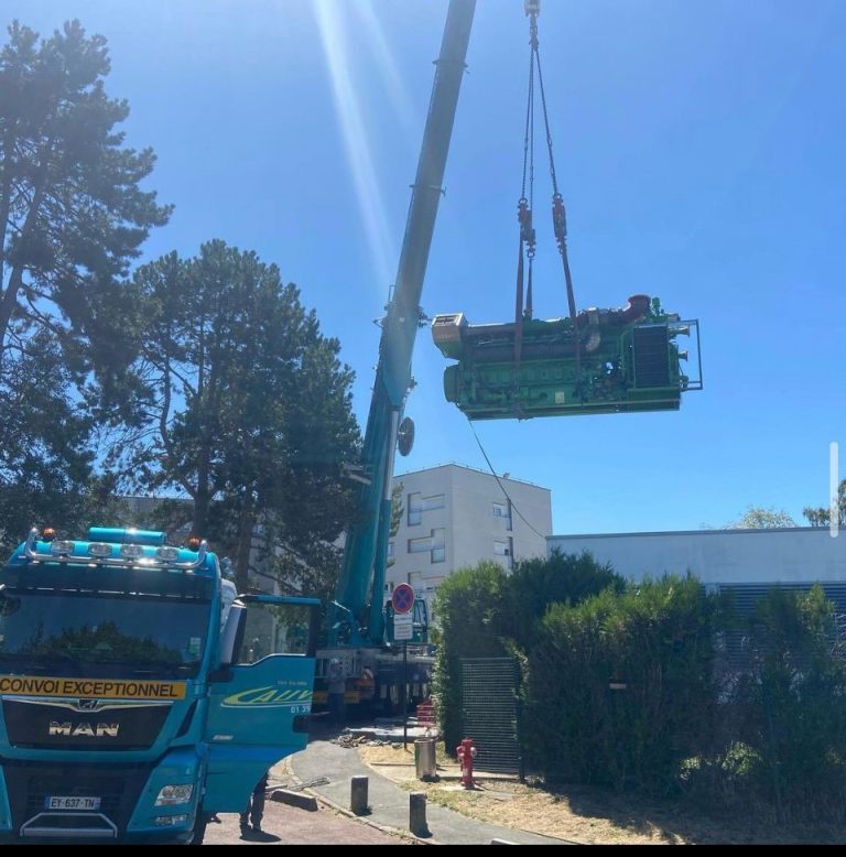 Levage d'un groupe électrogène par grue mobile